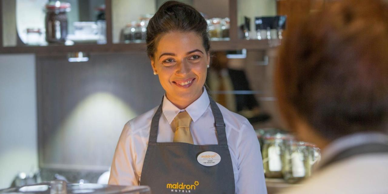 Maldron Hotel Glasgow City Exterior photo Receptionist at Maldron Hotel