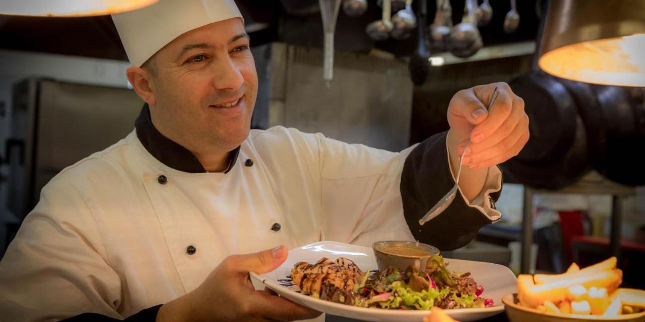 Maldron Hotel Glasgow City Exterior photo Chef preparing a meal